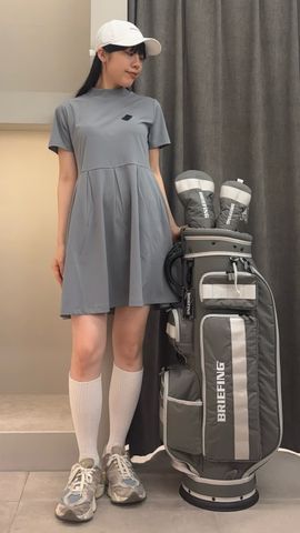 WOMEN'S NECK LOGO HIGHNECK PLEATED DRESS（ウィメンズ ネックロゴ