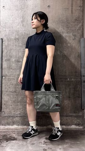 WOMEN'S NECK LOGO HIGHNECK PLEATED DRESS（ウィメンズ ネックロゴ