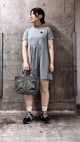 WOMEN'S NECK LOGO HIGHNECK PLEATED DRESS（ウィメンズ ネックロゴ