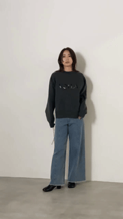 スウェットライク ビーズロゴ刺しゅうニット 2025新作 秋冬の商品